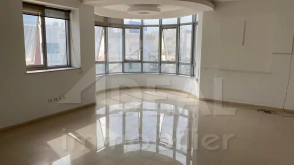 Luxus-Gewerbegebäude am Lac 2