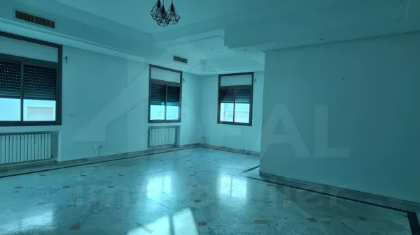 Außergewöhnlicher 300M² Bürokomplex zur Miete in Berges du Lac1