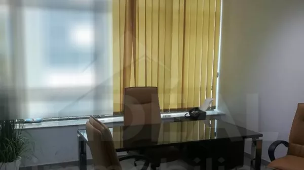 Außergewöhnlicher Büroplatz in Berges du Lac 1