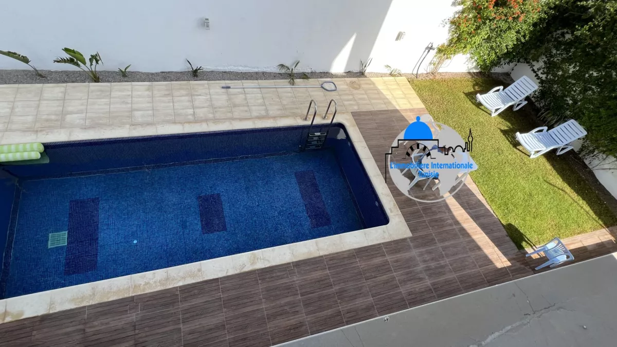 Luxus-Villa mit Pool in Cité Riadh 2