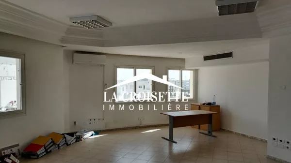 Moderner Open-Space-Bürokomplex am Berges du Lac 1