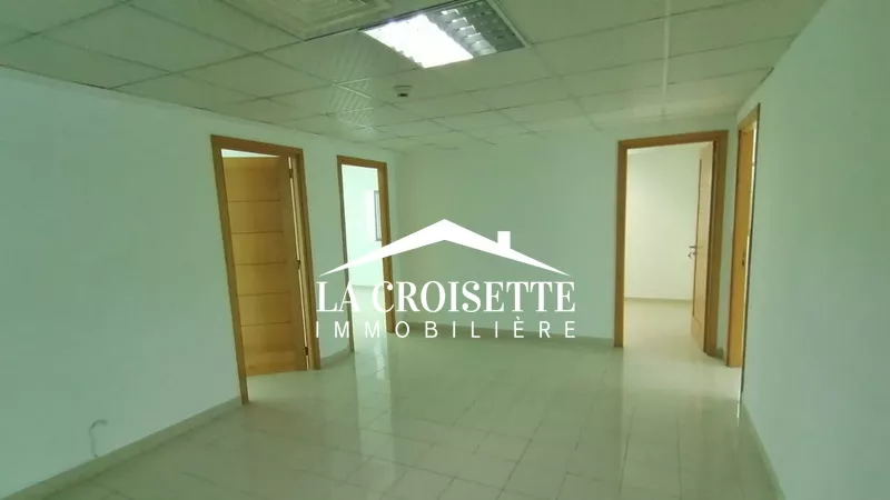 Modernes Büro zur Miete in Berges du Lac 2: Der Ideale Arbeitsplatz