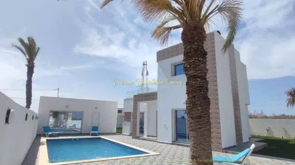 Luxus-Villa mit geräumigem Pool und hellen Innenräumen in Djerba