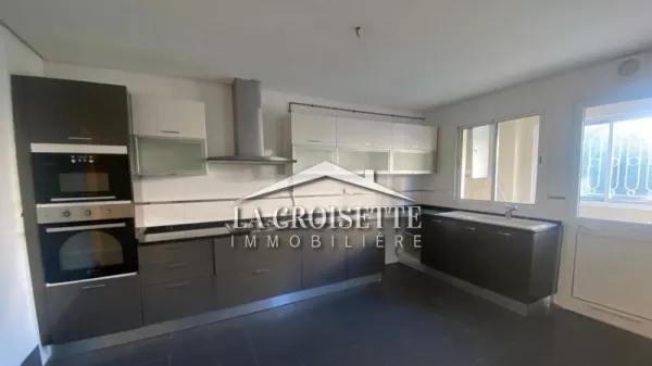 Geräumiges Doppelhaus mit Garten und Pool in Ariana