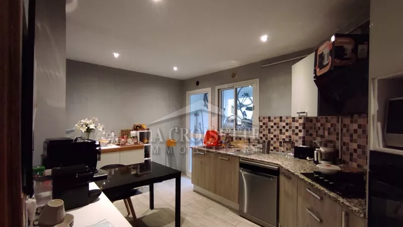 Idyllisches Refugium in La Soukra: S+3 Apartment mit Garten