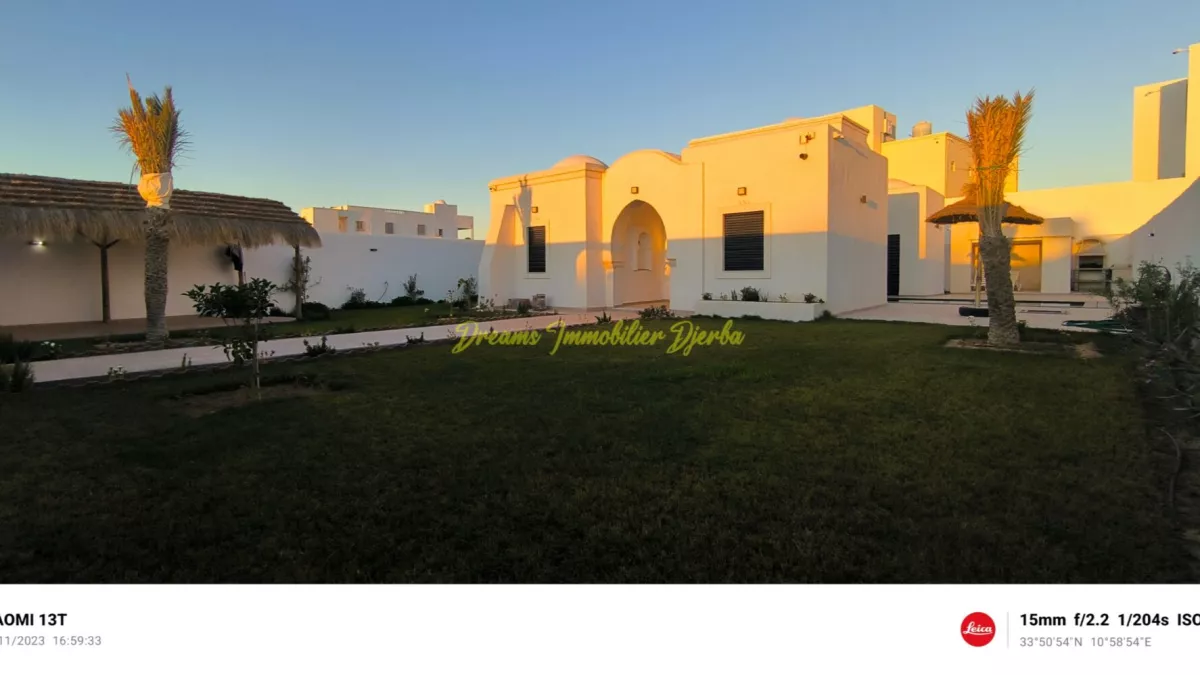 Luxus-Villa Toumana mit leuchtendem Pool in der Touristenzone