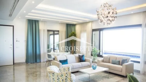 Luxus-Penthouse S+3 mit Pool am Seeufer