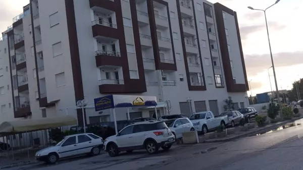 Strategischer Gewerberaum in der Hauptstraße von Ben Arous