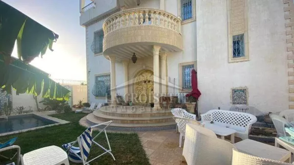 Luxus-Villa S+5 mit Pool in La Soukra ZVV173