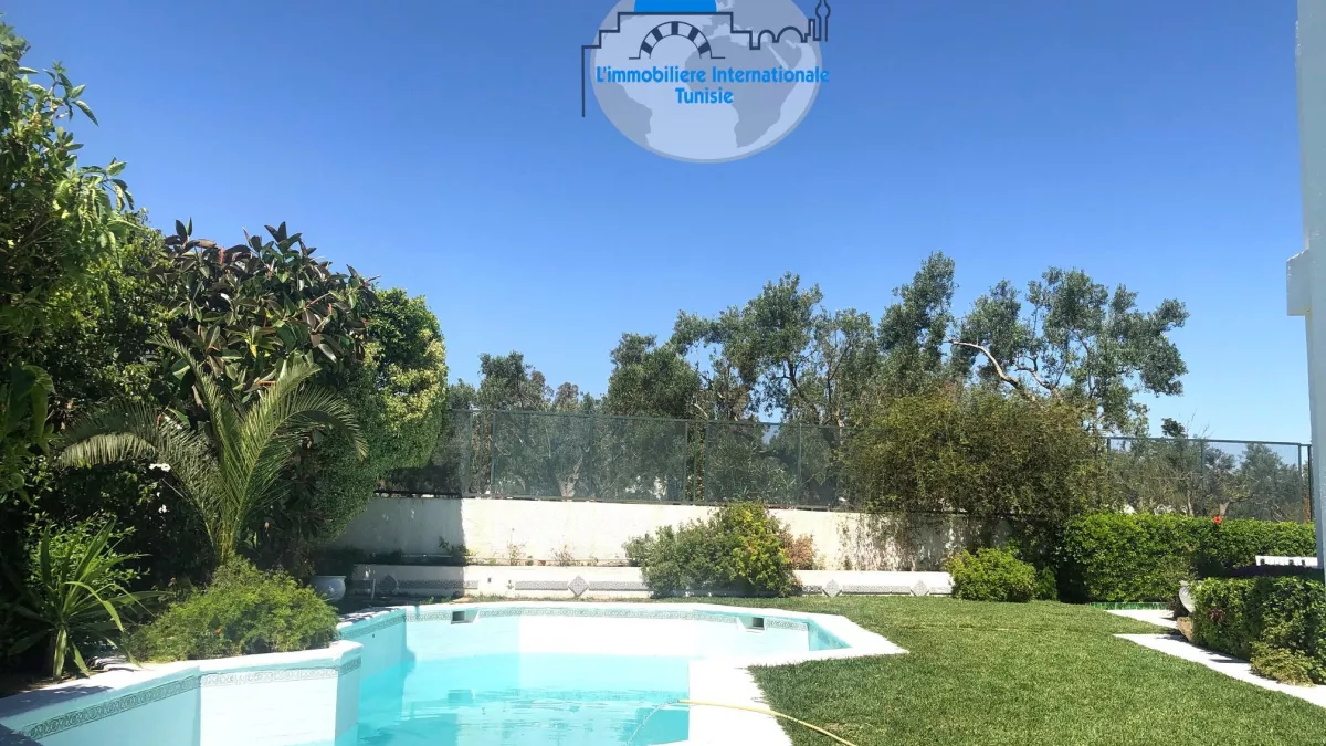 Villa mit Pool in Kantaoui Diese herrliche Villa in der Region Sousse ist der perfekte Ort für einen Traumurlaub oder eine dauerhafte Residenz.