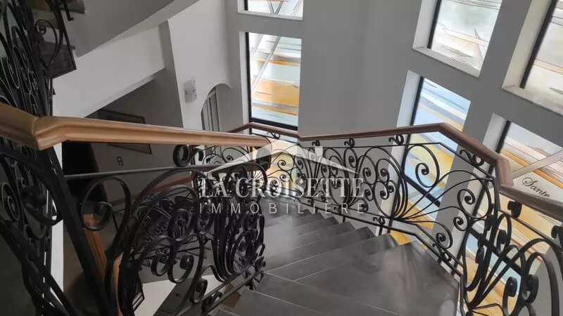 Villa di Lusso con Piscina Coperta a Gammarth: Un Rifugio per gli Amanti dello Spazio e del Comfort