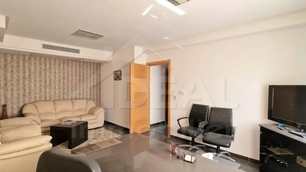 Modernes Büro zum Verkauf in Berges du Lac 2: Der ideale Arbeitsplatz