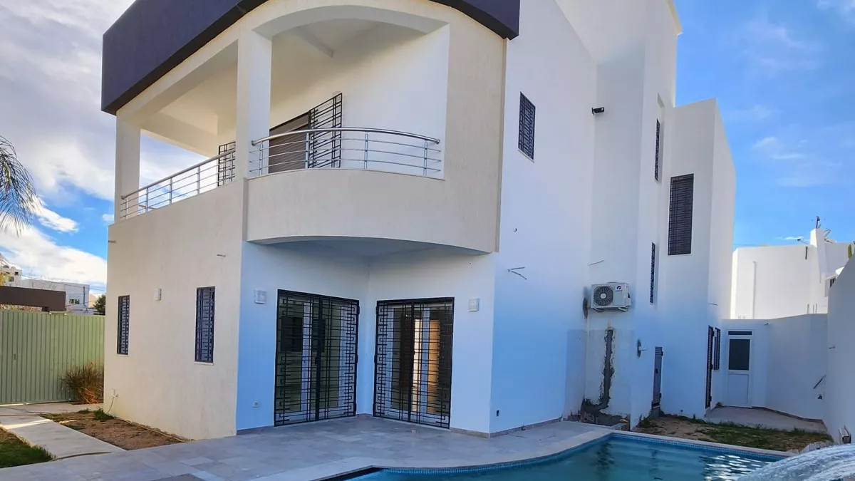 Villa Le Coin: Ein Luxus Haven in Hammamet Das 290 m2 große Villa mit 260 m2 überdachter Fläche ist eine wahre Oase des Komforts und Luxus.