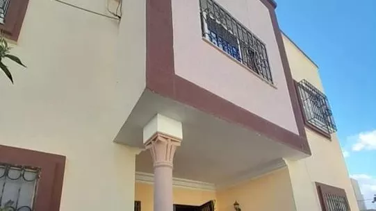 Villa da Sogno a Ben Arous: Un'Oasi di Lusso per la Vita Familiare o un Progetto Eccezionale