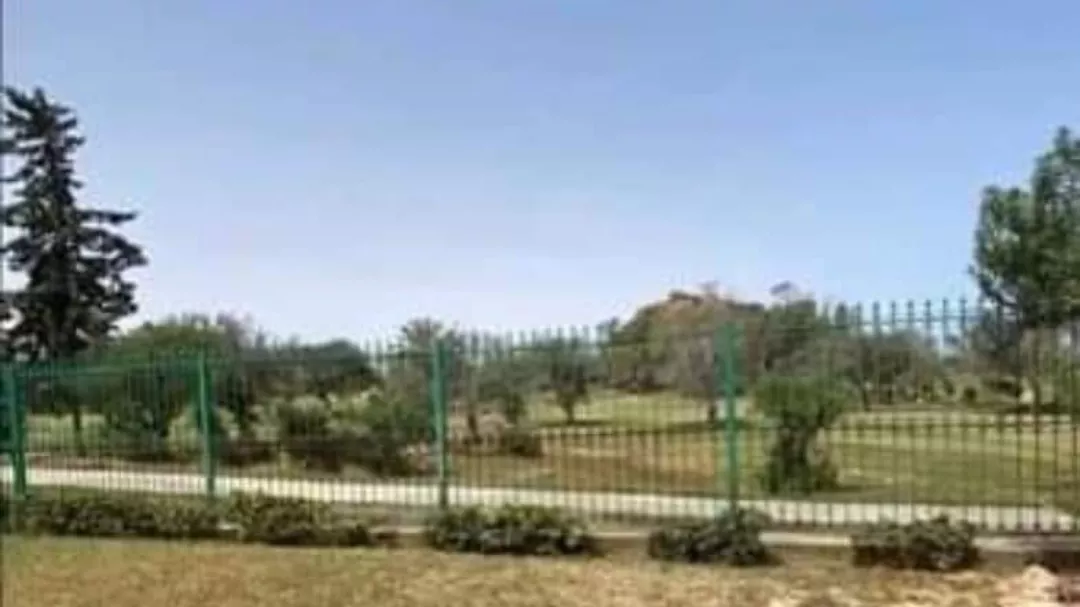 Villa in Kantaoui Dieses luxuriöse Haus in Kantaoui liegt in einer ruhigen Gegend und bietet eine einzigartige Gelegenheit für diejenigen, die einen großen und eleganten Wohnraum suchen.