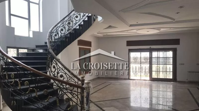 Villa di Lusso in Affitto ad Ain Zaghouan Nord: Un'Oasi di Pace e Comfort