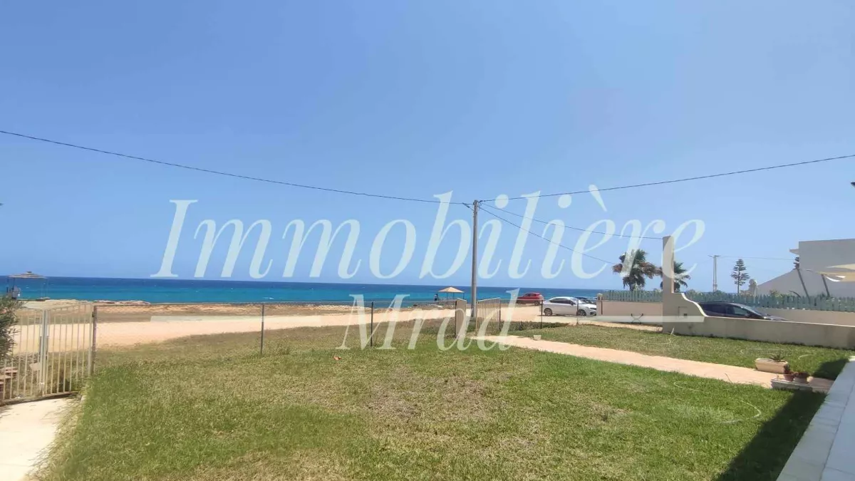 Villa A715: Ein Ort des Komforts und Prestiges in Nabeul Wenn Sie nach einem Wohnraum suchen, wo Komfort, Ruhe und Prestige zusammenkommen, bieten wir Ihnen eine außergewöhnliche Gelegenheit in Nabeul.Die Villa A715, in idyllischer Lage, bietet einen luxuriösen und geräumigen Wohnbereich, ideal für Familien oder Investoren, die eine hochwertige Immobilieneigenschaft suchen.Die Villa A715, gebaut auf zwei unabhängigen Ebenen, bietet eine elegante und funktionale Architektur, ein Wohnzimmer, einen Wohnraum, eine voll ausgestattete und möblierte Küche, eine Master Suite, ein Schlafzimmer und ein Badezimmer.Das Obergeschoss bietet zwei S+2 Apartments, die eine große Flexibilität in der Nutzung bieten.