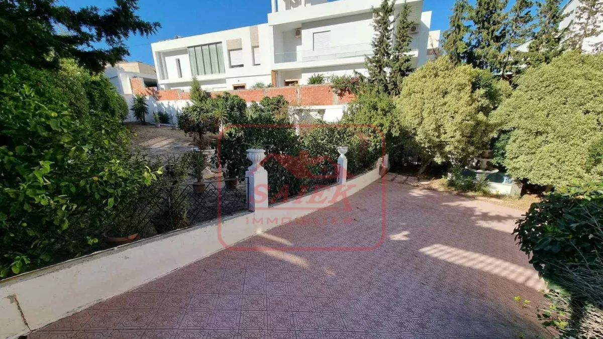 Villa di Lusso sulla Panoramica Corniche Route: Un Rifugio di Lusso a Bizerte