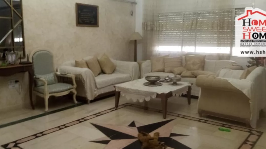 Traumhaus in Raoued: Triplex Natascha Das Triplex Natascha liegt im Wohngebiet von Raoued, im Herzen des Thameur Lotissements, und bietet eine außergewöhnliche und geräumige Wohnumgebung.