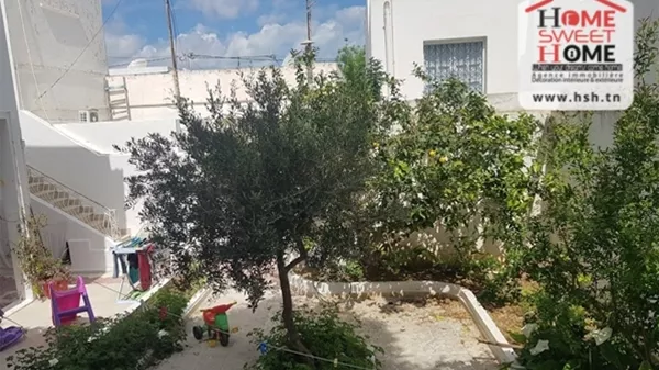 Villa Melkart in Carthage: Eine außergewöhnliche Gelegenheit in einem prestigeträchtigen Wohnviertel Gelegen im gehobenen Wohnviertel Amilcar in Carthage, Villa Melkart ist ein außergewöhnliches Eigentum, das eine luxuriöse und komfortable Lebensumgebung bietet.Die einzigartige Villa besteht aus einem Duplex und zwei Erdgeschoss-Einheiten, mit einer einladenden Terrasse am Eingang und einem praktischen Trockenbereich im Hinterhof.### Elegantes und funktionales Interieur Jede Einheit in der Villa hat: * Ein geräumiges Wohnzimmer für Entspannung und Freizeit * Ein Salon für Gaste * Eine ausgerüstete Küche mit Stauraum für die einfache Zubereitung von Mahlzeiten * Ein Esszimmer für besondere Momente mit Familie und Freunden * Ein Badezimmer für optimalen Komfort * 3 Schlafzimmer für komfortablen Rest und Entspannung * Ein Badezimmer für optimalen Komfort * Ein Badezimmer für optimalen Komfort * Ein Badezimmer für optimalen Komfort * Die Villa ist mit Zentralheizung für gemütliche Wärme in den kühleren Jahreszeiten und Klimaanlage für erfrischenden Komfort in den heißen Zeiten ausgestattet.