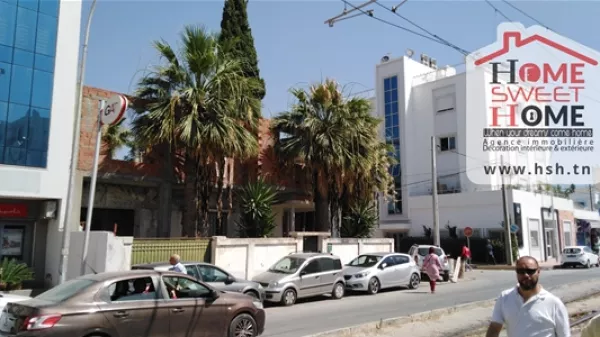 Villa Louis Braille: Ihr Zukunftshafen des Friedens in Tunis Gelegen im Herzen von Tunis, am prestigeträchtigen Boulevard Louis Braille, stellt diese Villa im Bau eine außergewöhnliche Gelegenheit für diejenigen dar, die einen modernen und eleganten Wohnraum suchen.