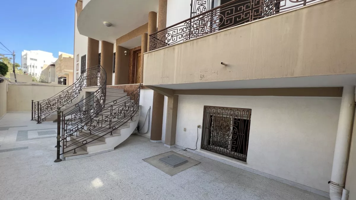 Villa a Piano Terra S4 a Khzema: Uno Spazio di Vita Ideale