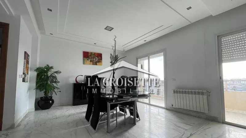 Geräumiges S+3 Apartment in Ain Zaghouan Nord: Idealer Wohnraum Dieses S+3 Apartment in Ain Zaghouan Nord bietet eine außergewöhnliche Lebensumgebung für Familien oder Einzelpersonen, die einen geräumigen und komfortablen Raum suchen.