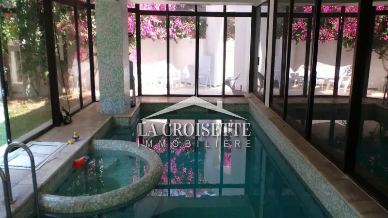 Villa di Lusso con Piscina Coperta a La Marsa, Tunisi: Un'Oasi di Eleganza