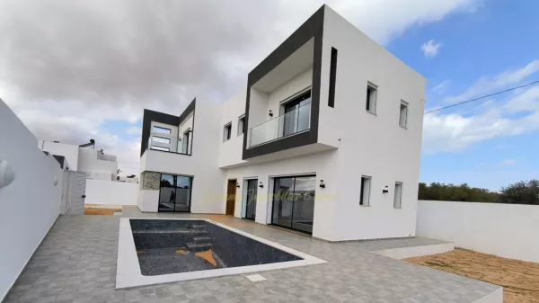 Luxury Villa with Spacious Pool and Bright Living Spaces in Djerba