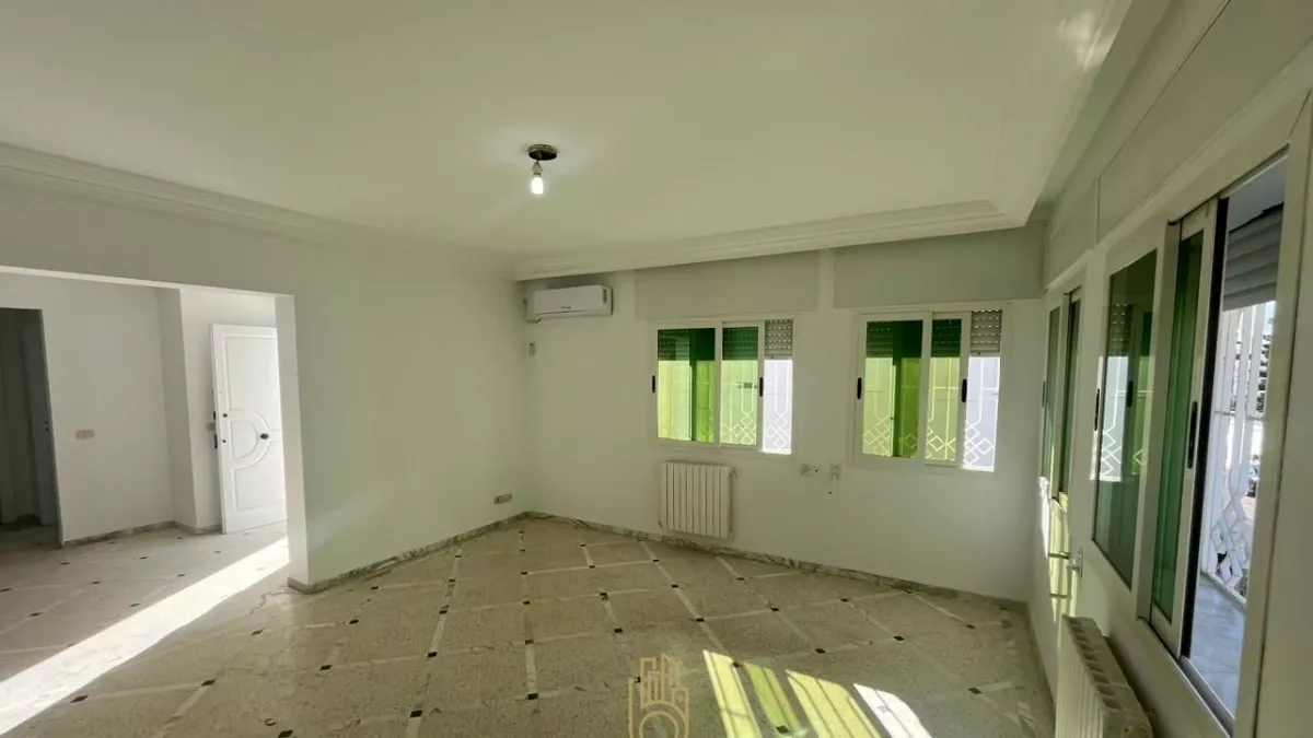 Affitto Annuale: Villa Spaziosa al 1° Piano a Cité Ennacim (Mora), Nabeul