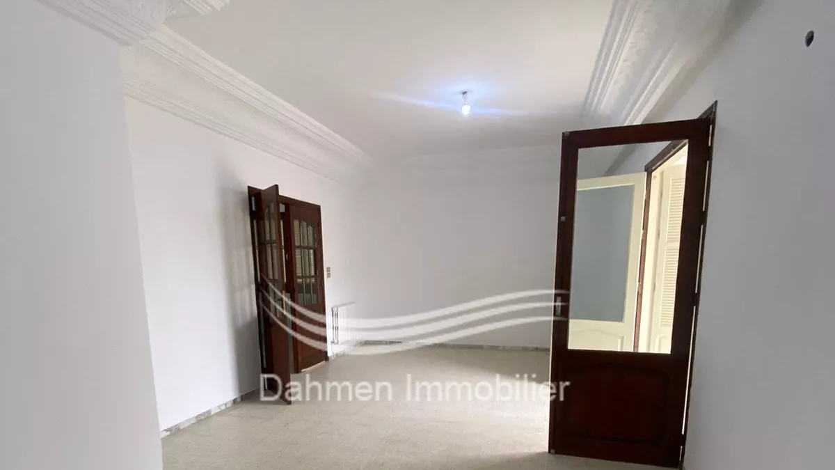 Traumhafte S+3-Wohnung in Hammam Sousse: Ein Hort der Komfort und des Lichts