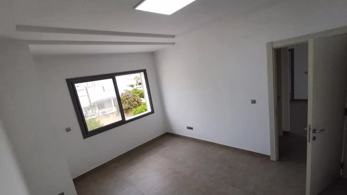 Il Tuo Spazio di Lavoro Ideale: Ufficio 3 Locali in Affitto ad Ariana