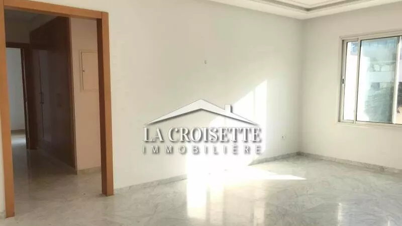 Luxuriöses S+2 Apartment in Berges du Lac 2: Ihr neues Haven der Ruhe Im Herzen des prestigeträchtigen Berges du Lac, bieten wir Ihnen ein außergewöhnliches S+2 Apartment, eingebettet in eine kleine private und sichere Residenz, an.