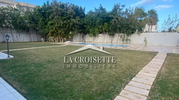 Villa di Lusso con Piscina a La Soukra: Un Rifugio di Lusso e Comfort