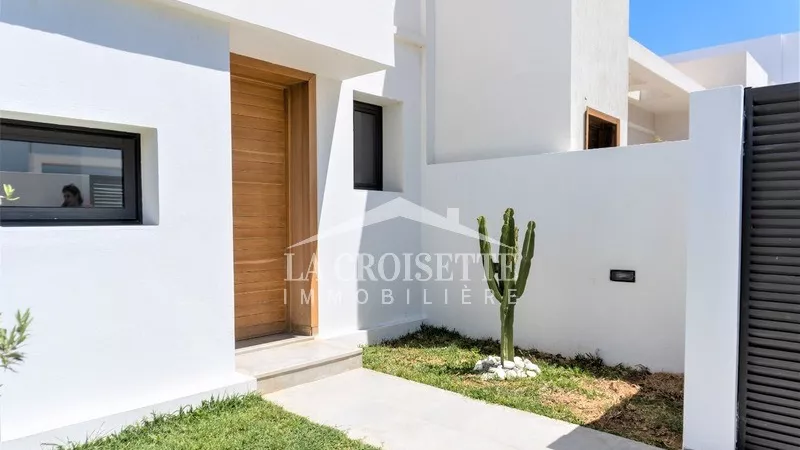 Luxuriöse S+4 Villa in La Soukra, Ariana - MVV0395, Ein Traum Wird in einem ruhigen und eleganten Wohngebiet von La Soukra, Ariana, dieses beeindruckende S+4 Villa ist ein wahres Schmuckstück angeboten, für einen wettbewerbsfähigen Preis von 850,000 TND, dieses Eigentum nicht nur bietet einen großzügigen Wohnraum, sondern auch zeichnet sich durch eine hochwertige Konstruktion und Ausführungen aus.