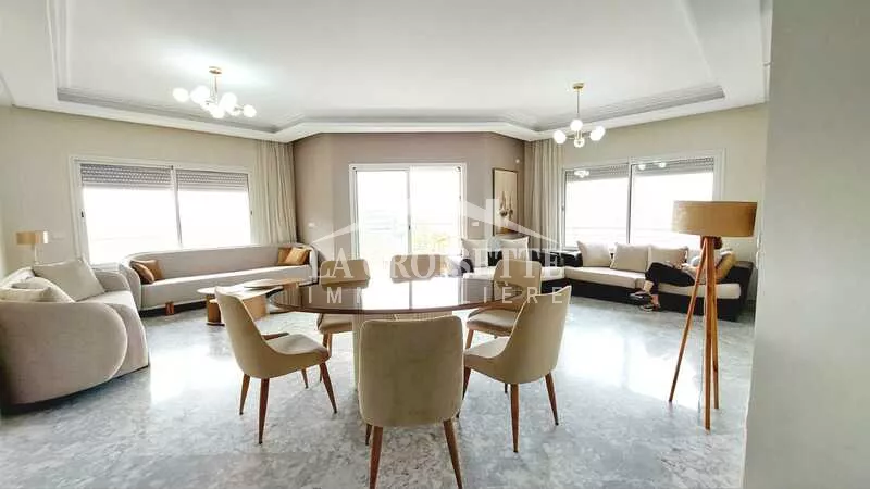 Luxuriöses Möbliertes Apartment in Berges du Lac 2, Tunis Dieses möblierte Apartment in Berges du Lac 2 befindet sich in einem der begehrtesten Viertel von Tunis, Berges du Lac 2, und bietet eine einzigartige Gelegenheit für diejenigen, die eine elegante und sichere Lebensumgebung suchen.