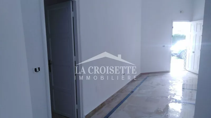Luxuriöses S+2 Apartment in La Marsa, Tunis #### Referenz: ZAL1245 Im Herzen von Tunis, speziell im prestigeträchtigen Viertel La Marsa, an der berühmten Route du Relais, bieten wir Ihnen ein einzigartiges S+2 Apartment mit Terrasse im Erdgeschoss einer bewachten und gesicherten Residenz an.