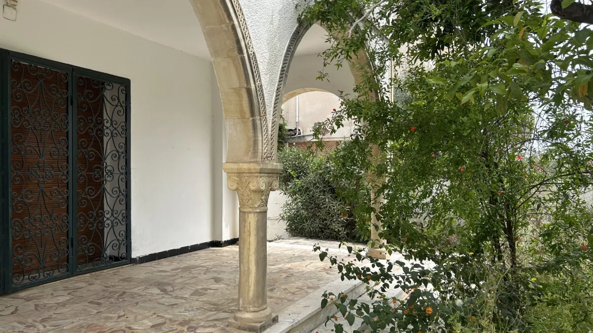 Luxury Villa for Sale in Ariana: Villa Menzah 6