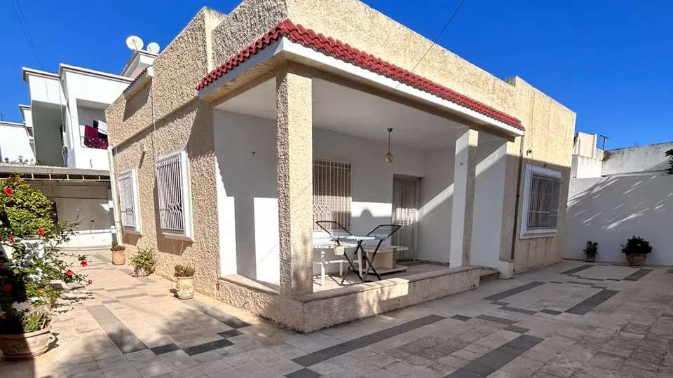 Außergewöhnliche Erdgeschoss-Villa in Cité El Ghazela: Ein friedlicher Rückzugsort in Ariana