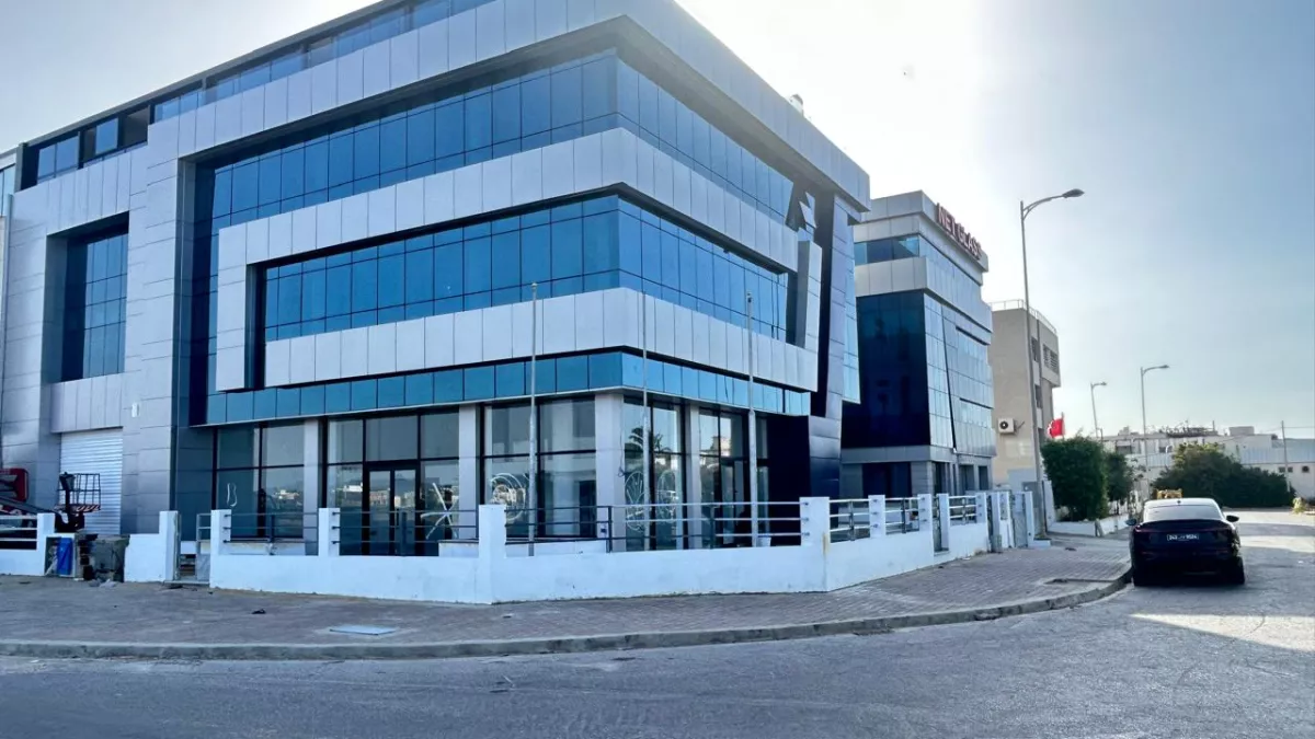 Offene Fläche von 470m² in Jardins de Carthage - Ideal für Ihre Geschäftstätigkeiten