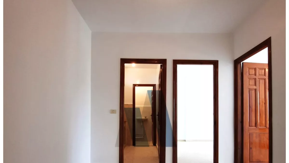 Ufficio in Vendita a Radès, Avenue Habib Bourguiba: Una Locazione Strategica per la Tua Attività