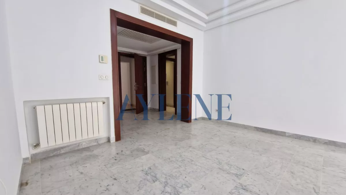 Spacious S4 Apartment with Service Room in Jardins de Carthage