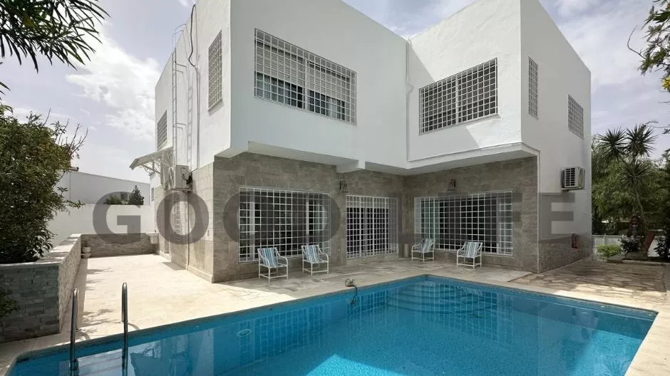 Luxurious Villa with Lake View: A Haven of Luxury on the Banks of the Lake