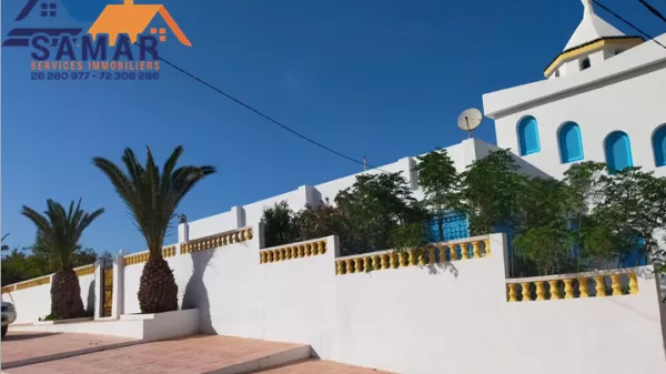 Villa a 3 Piani con Garage Commerciale a Ezzahra, Via Haouaria