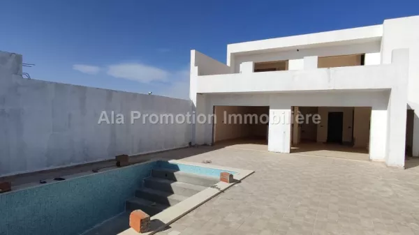 Villa di Lusso con Piscina nella Zona Urbana di Djerba