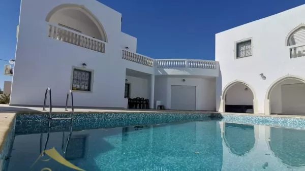 Villa di Lusso con Piscina per Affitto Stagionale a Djerba