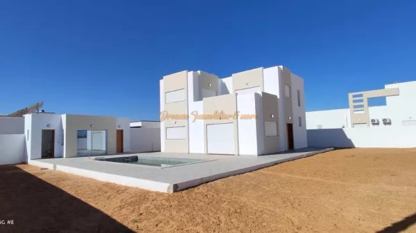 Villa di Lusso con Piscina Spaziosa e Interni Luminosi a Djerba