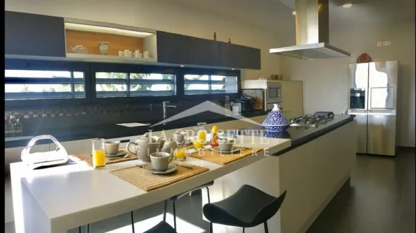 Attico di Lusso S+5 con Terrazza e Piscina a La Soukra