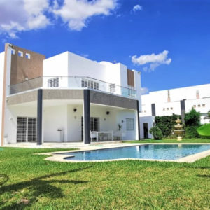 Villa bâti sur un terrain de 1015m² avec piscine