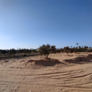 Terrain 1060 m² , fait l’angle dans un quartier calme au bord de la ville